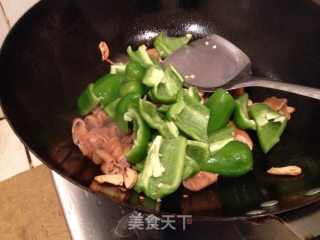 肥肠炒菜椒的做法步骤：6