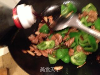 肥肠炒菜椒的做法步骤：7