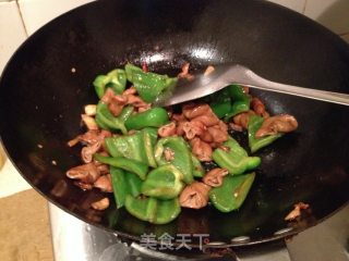 肥肠炒菜椒的做法步骤：8