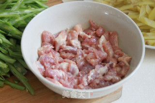 豆角丝榨菜丝和肉丝的做法步骤：4