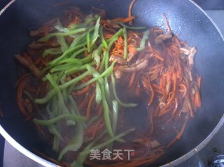青椒胡萝卜丝炒里脊的做法步骤：10
