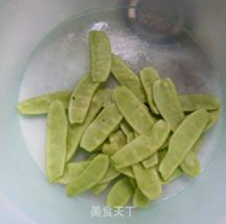 扁豆炒鸡胸肉的做法步骤：3