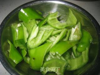 青椒烟肉的做法步骤：2