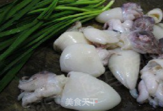 墨鱼仔炒韭菜的做法步骤：1