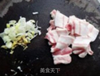 五花肉炒西瓜皮的做法步骤：2