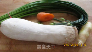杏鲍菇炒韭菜莛的做法步骤：1