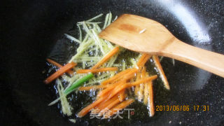 杏鲍菇炒韭菜莛的做法步骤：8