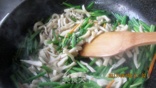 杏鲍菇炒韭菜莛的做法步骤：10