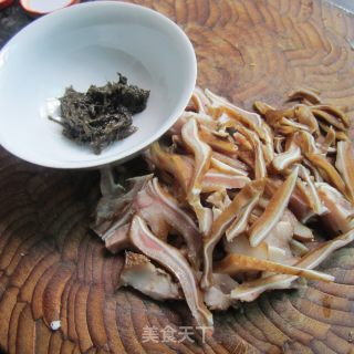 槛榄菜拌猪耳的做法步骤：2