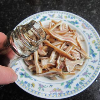 槛榄菜拌猪耳的做法步骤：3