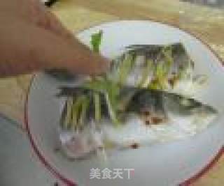 【电饭煲也能做饭店菜】清蒸鲈鱼的做法步骤：11