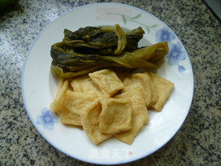 小油方酸菜蚕豆汤的做法步骤：2