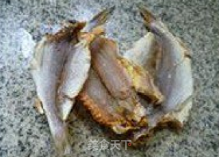 五花肉烧黄鱼鲞的做法步骤：1