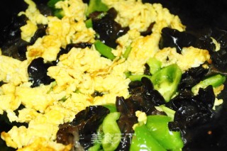 3分钟快手菜之黑木耳炒鸡蛋的做法步骤：5