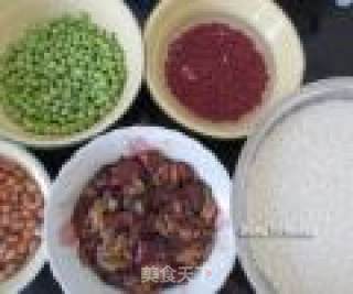 手把手教您做—五香鲜肉粽的做法步骤：1