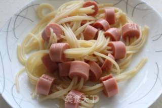 番茄肉酱香肠排排队意大利面的做法步骤：6
