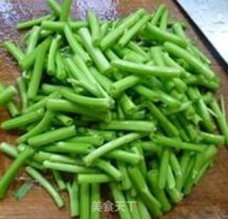 西瓜皮拌空心菜梗的做法步骤：3
