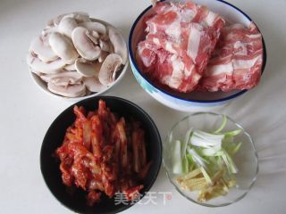 韩式泡菜肥牛锅的做法步骤：1