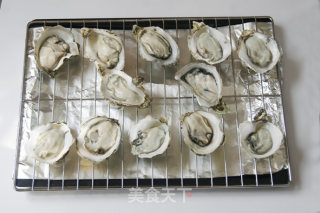 在家复制广东街头特色小吃——烤生蚝的做法步骤：1