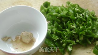 夏日里的佐餐小菜〖腐乳炒辣椒〗的做法步骤：1