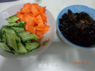 家常小炒--木耳的做法步骤：1