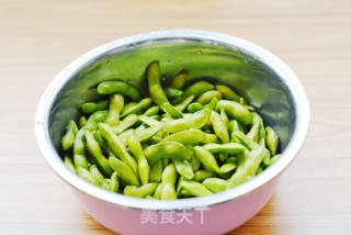 下酒菜的最佳搭档——麻辣小毛豆的做法步骤：2
