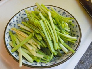 蒜苗煎蛋的做法步骤：1