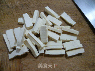 豆腐干炒花生米的做法步骤：2