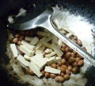 豆腐干炒花生米的做法步骤：5