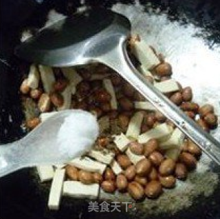 豆腐干炒花生米的做法步骤：7