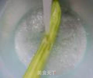 西瓜皮炒夜开花的做法步骤：4