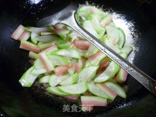 西瓜皮炒夜开花的做法步骤：9