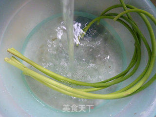 蒜薹面筋炒五花肉的做法步骤：3