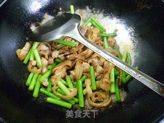 蒜薹面筋炒五花肉的做法步骤：14