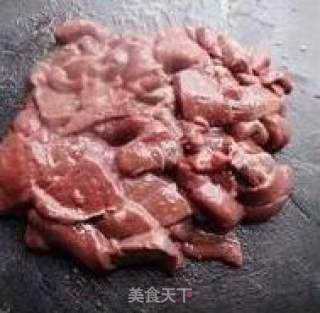 爱护我们的双眼——胡萝卜炒猪肝的做法步骤：1