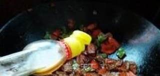爱护我们的双眼——胡萝卜炒猪肝的做法步骤：9