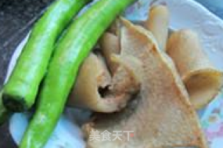 青椒炒猪皮的做法步骤：1