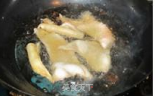 青椒炒猪皮的做法步骤：3