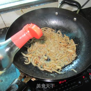 青椒炒猪皮的做法步骤：4