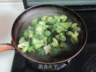 焗西兰花的做法步骤：1