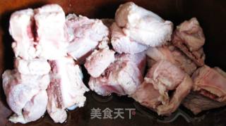 夏日美容靓汤---木瓜排骨汤的做法步骤：4