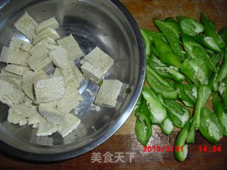 辣椒炒冻豆腐的做法步骤：2
