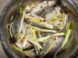 干炸小鲫鱼的做法步骤：2