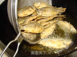 干炸小鲫鱼的做法步骤：7