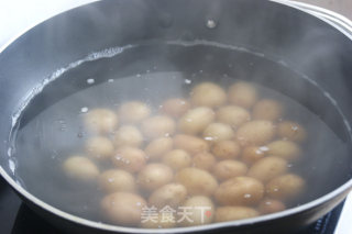 巧用调味料轻松打造人气下酒菜——孜然椒盐小土豆的做法步骤：1
