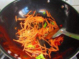 鱼香肉丝的做法步骤：7