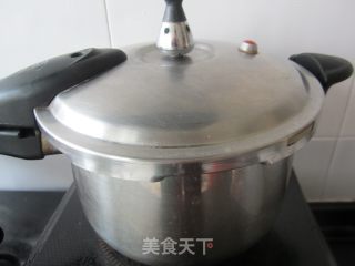 排骨板栗蛋黄粽的做法步骤：6