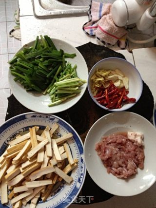 韭菜香干炒肉的做法步骤：1