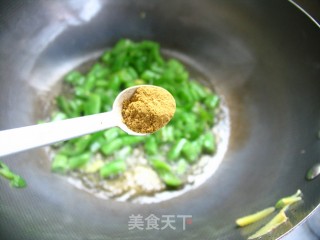 一个人的快手午餐——豆角炒馍的做法步骤：3