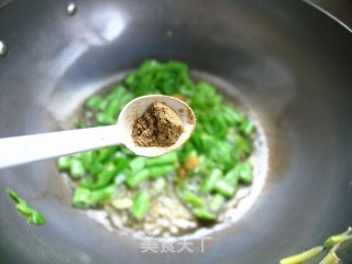 一个人的快手午餐——豆角炒馍的做法步骤：4